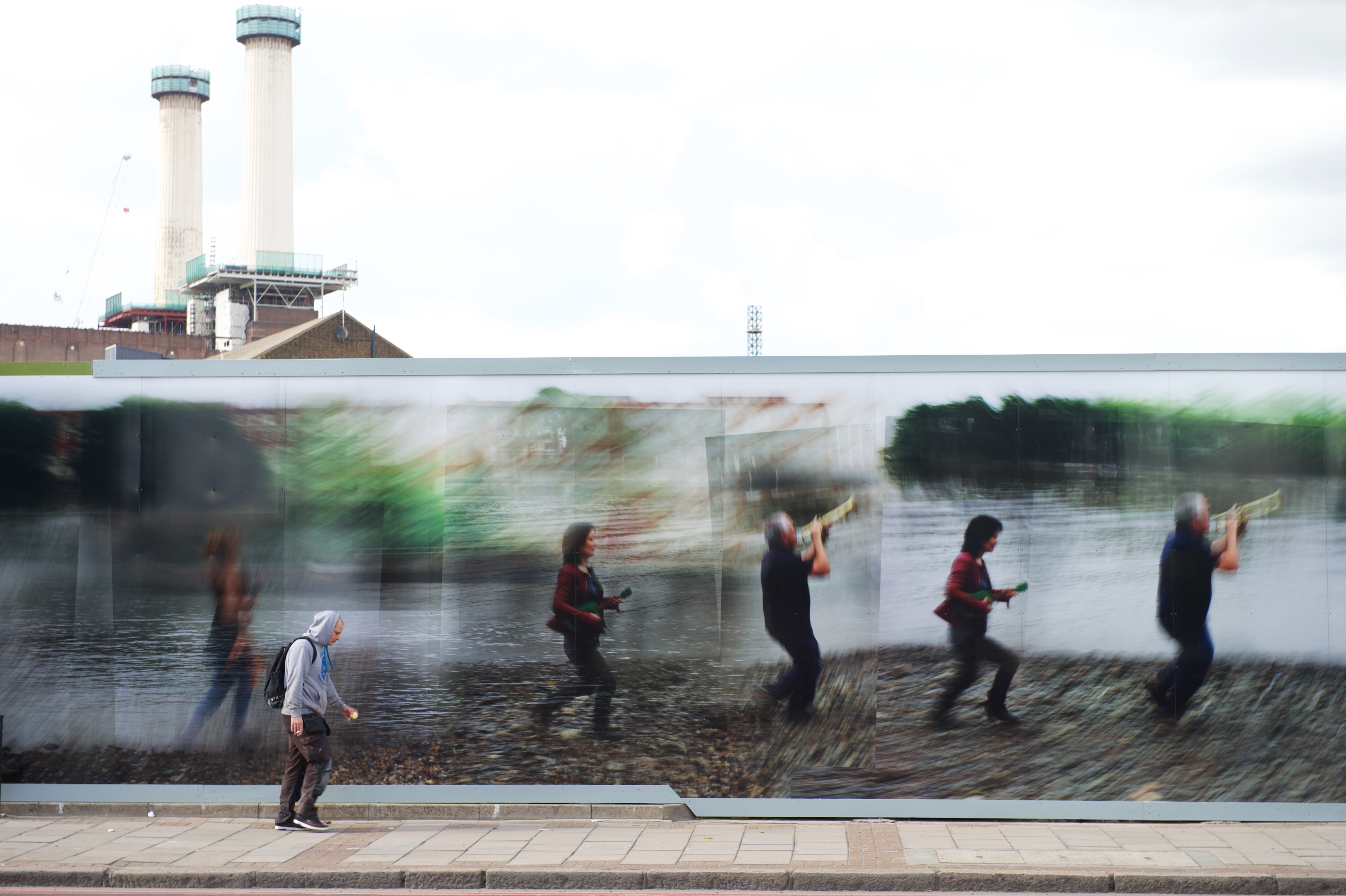 Tideway Riverside Community Captures Energy Of Thames In New Artwork   Figures On The Foreshore 